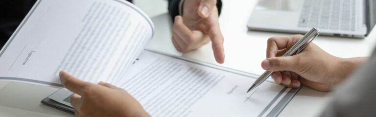 Descubre cómo contratar legalmente a trabajadores extranjeros en España: requisitos, permisos, trámites y obligaciones del empleador.