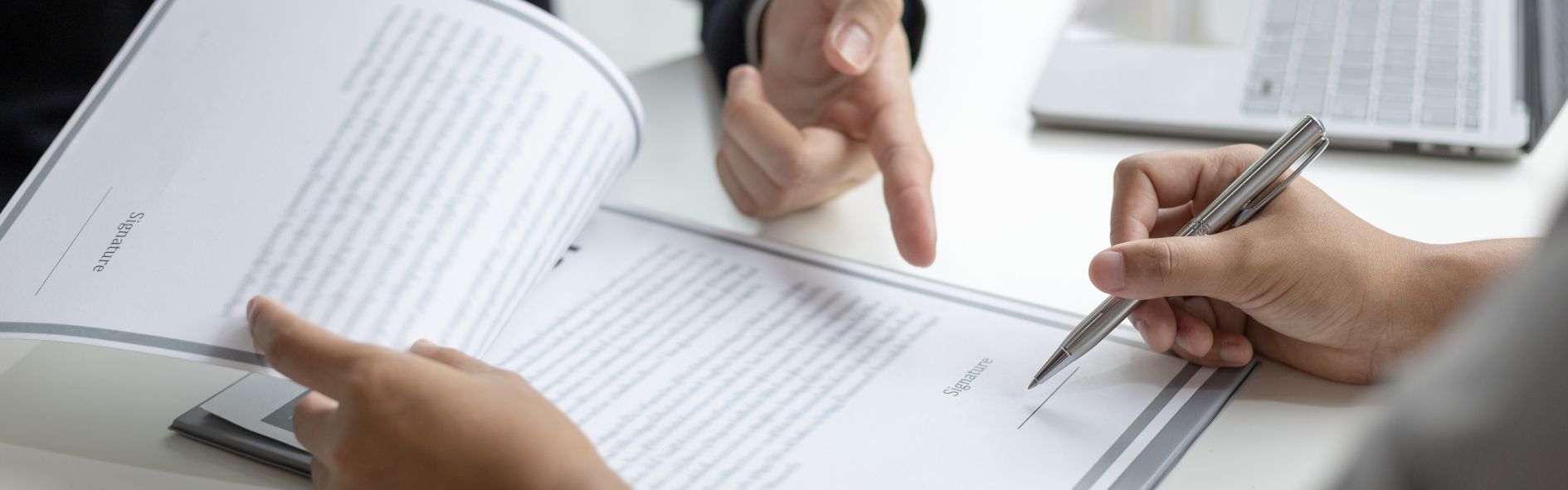 Descubre cómo contratar legalmente a trabajadores extranjeros en España: requisitos, permisos, trámites y obligaciones del empleador.