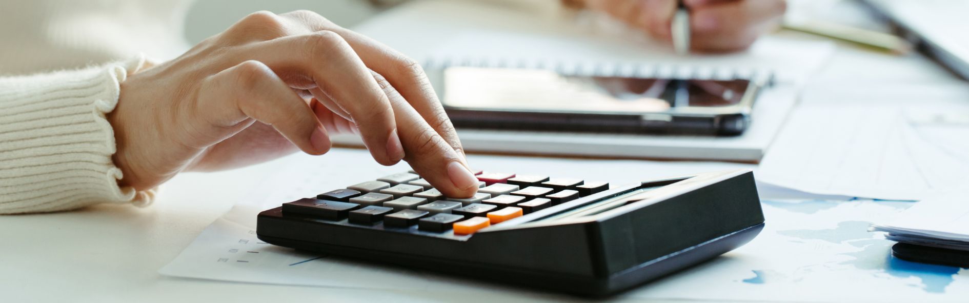 Guía completa sobre el IAE: qué es, quién debe pagarlo, exenciones y cómo calcular su importe para cumplir con tus obligaciones fiscales.